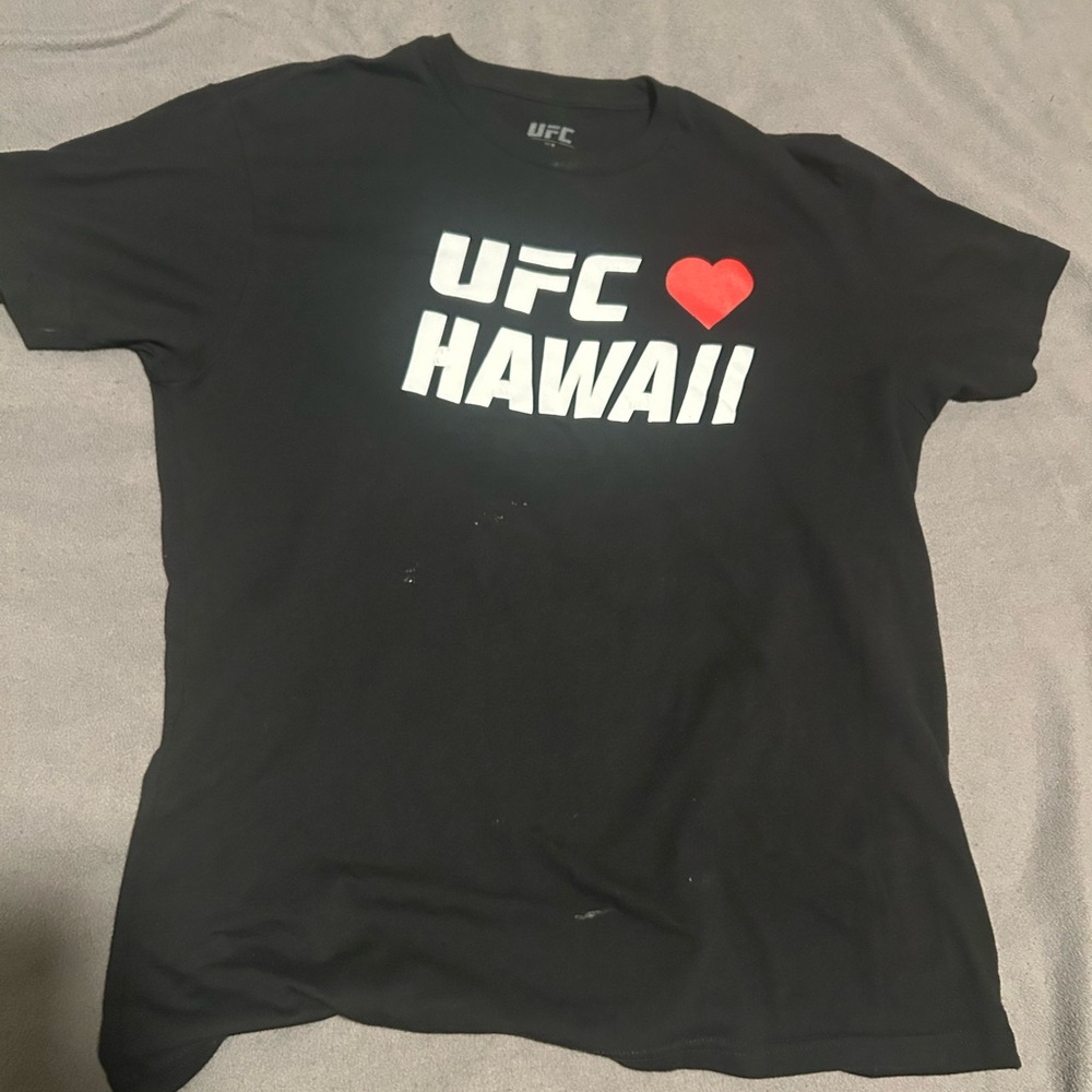 UFC Hawaii men’s shirt size Large